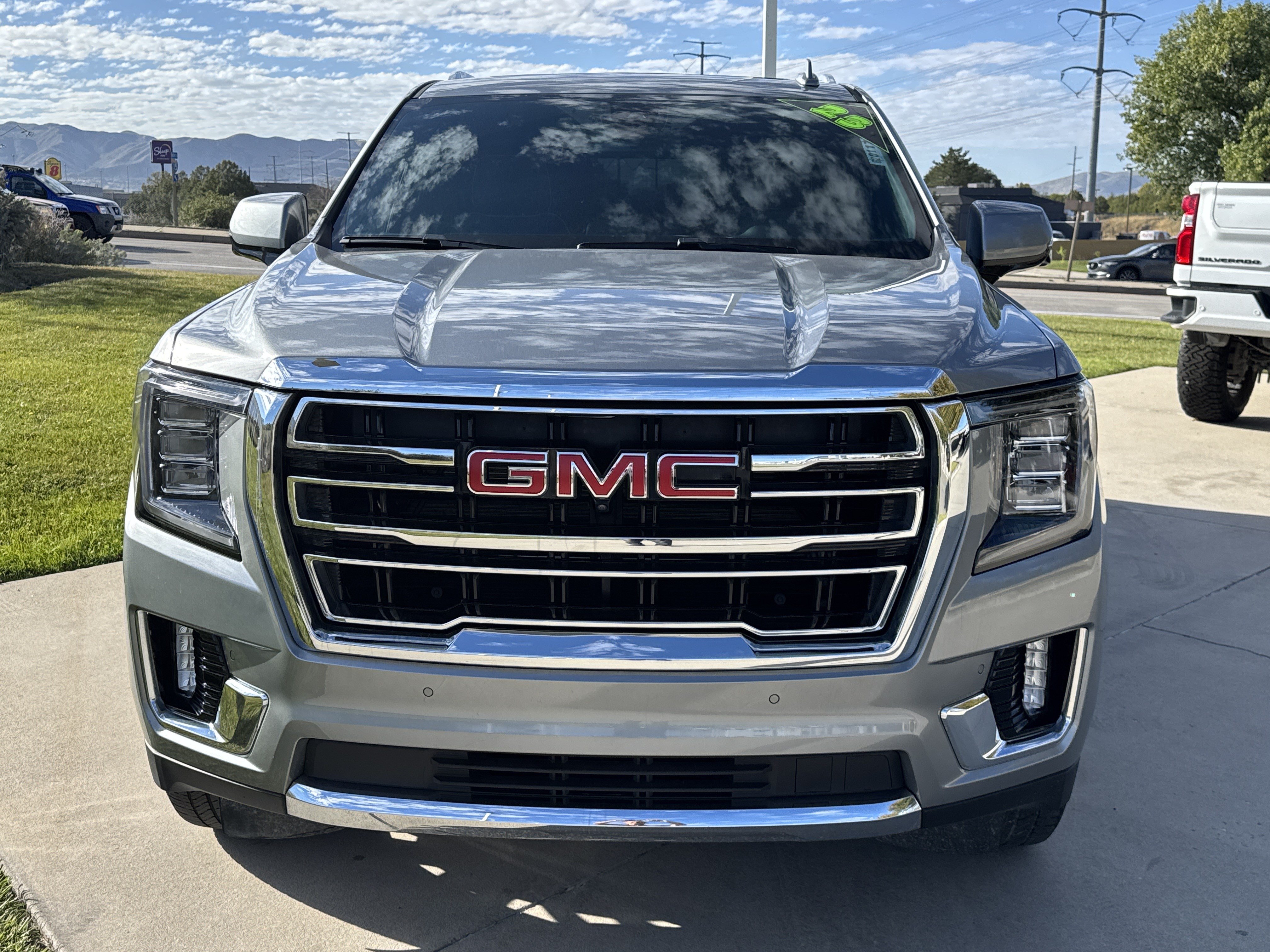 Used 2023 GMC Yukon XL SLT w/ SLT Premium Package AWD/4WD image 8