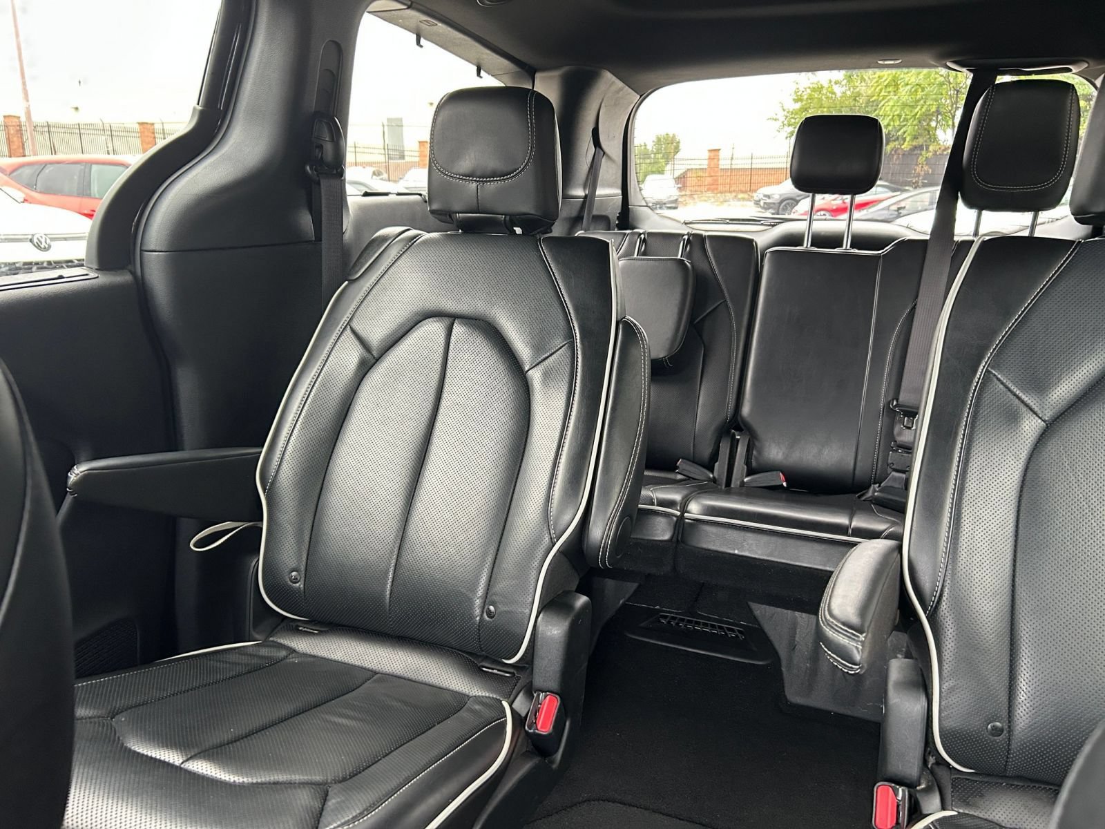 Used 2025 Chrysler Pacifica Limited FWD image 33
