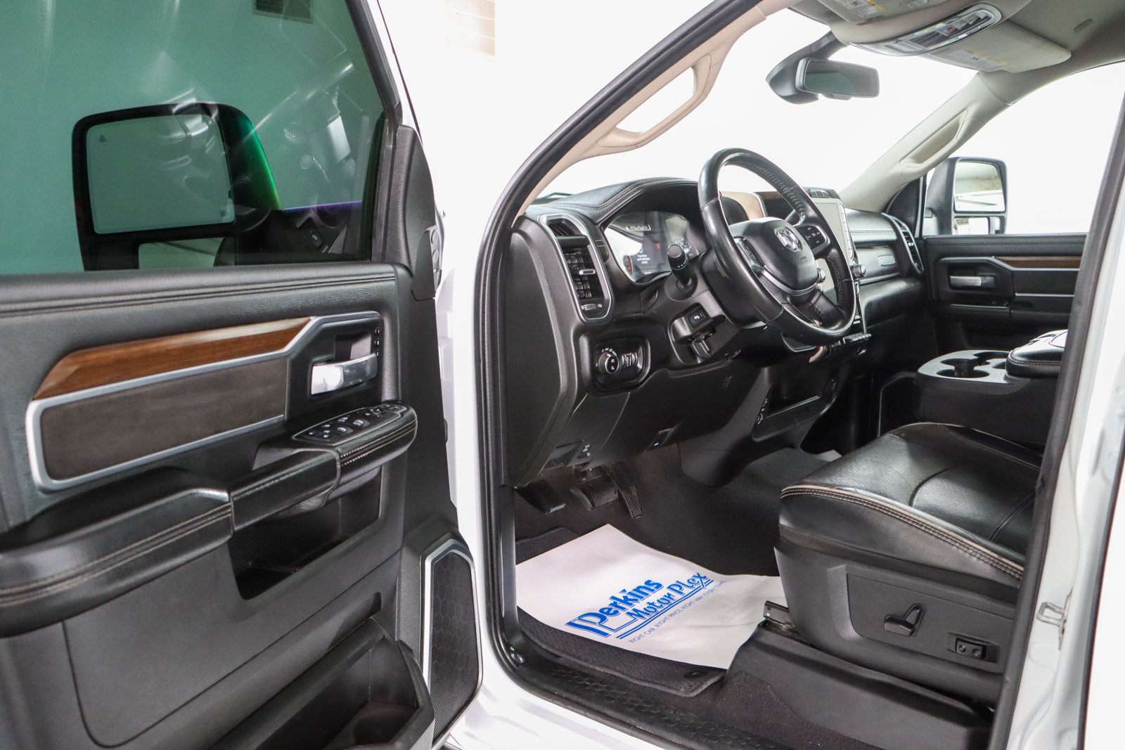 Used 2024 RAM 2500 Laramie AWD/4WD image 3