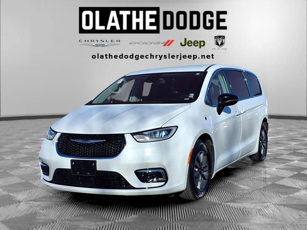 Used 2024 Chrysler Pacifica Select image 1