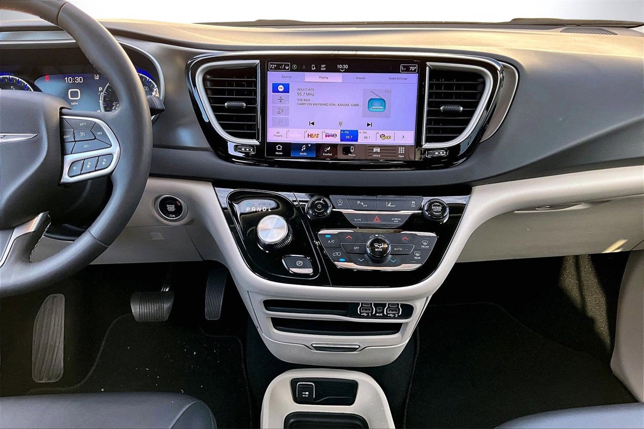Certified 2024 Chrysler Pacifica Touring-L image 12