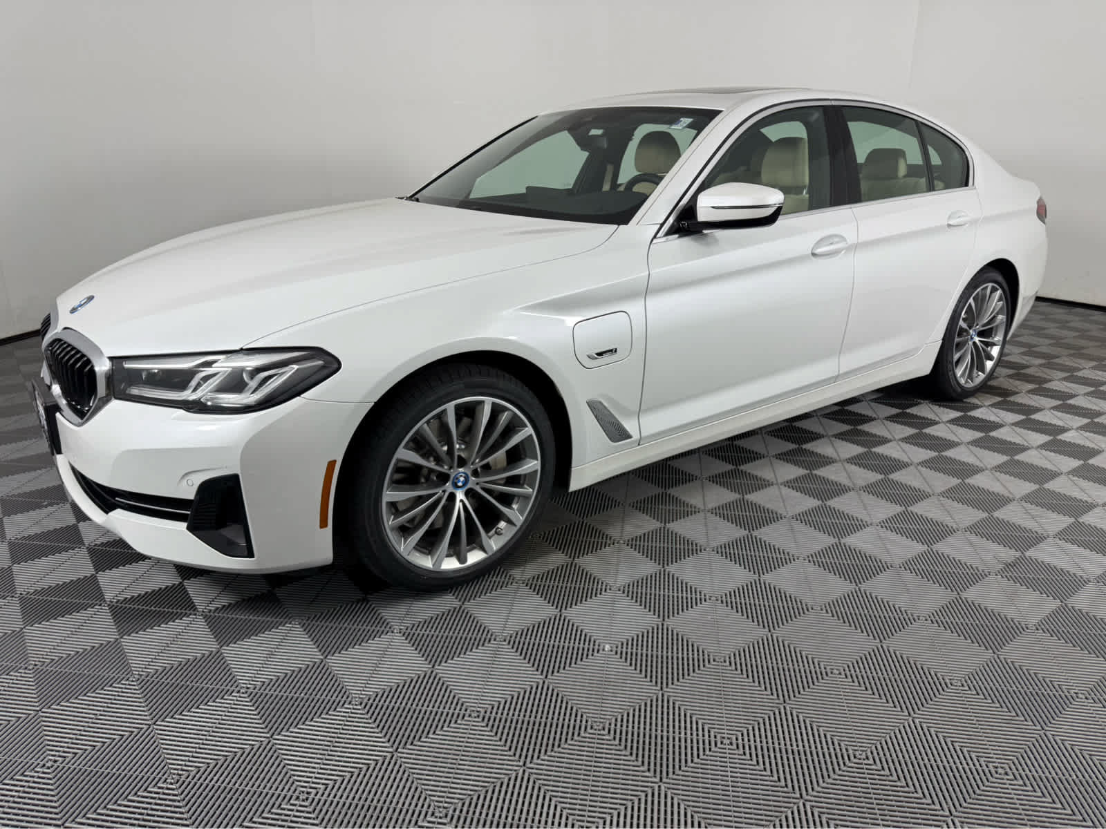 Used 2023 BMW 530e xDrive w/ Convenience Package AWD/4WD image 7