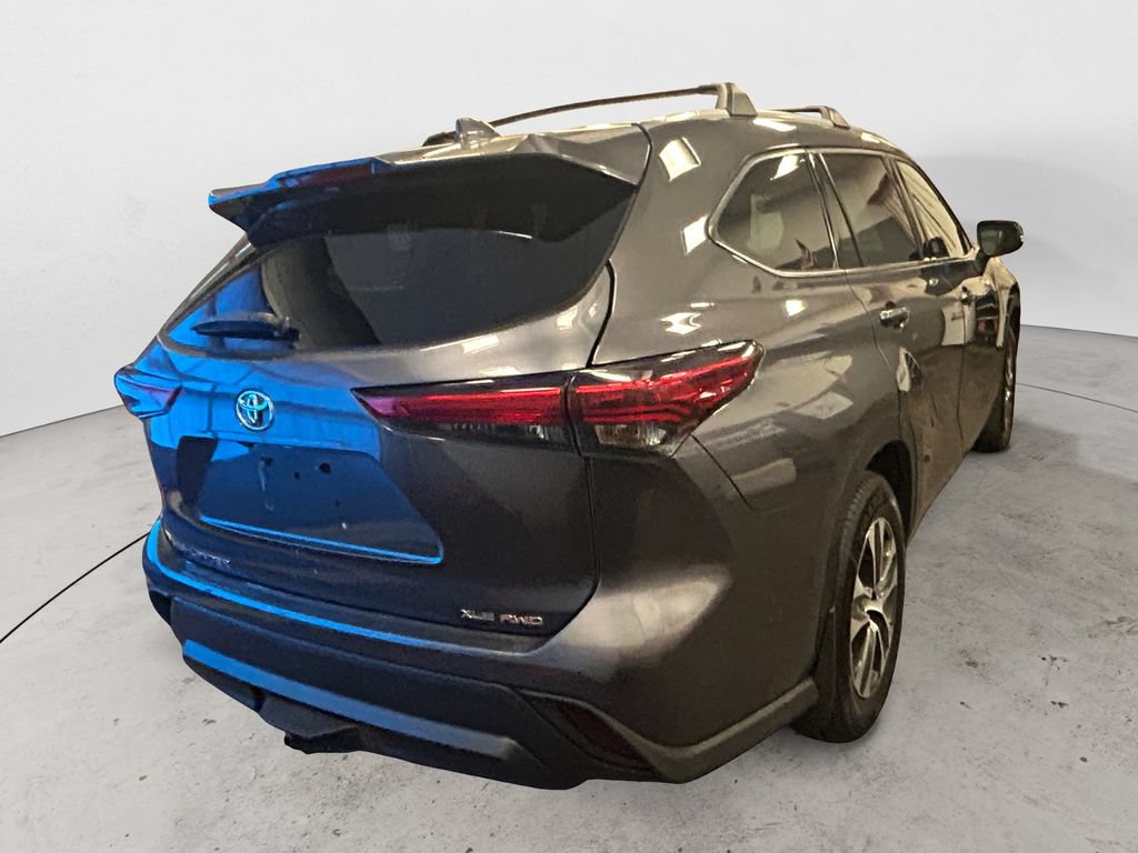 Used 2022 Toyota Highlander XLE AWD/4WD image 5