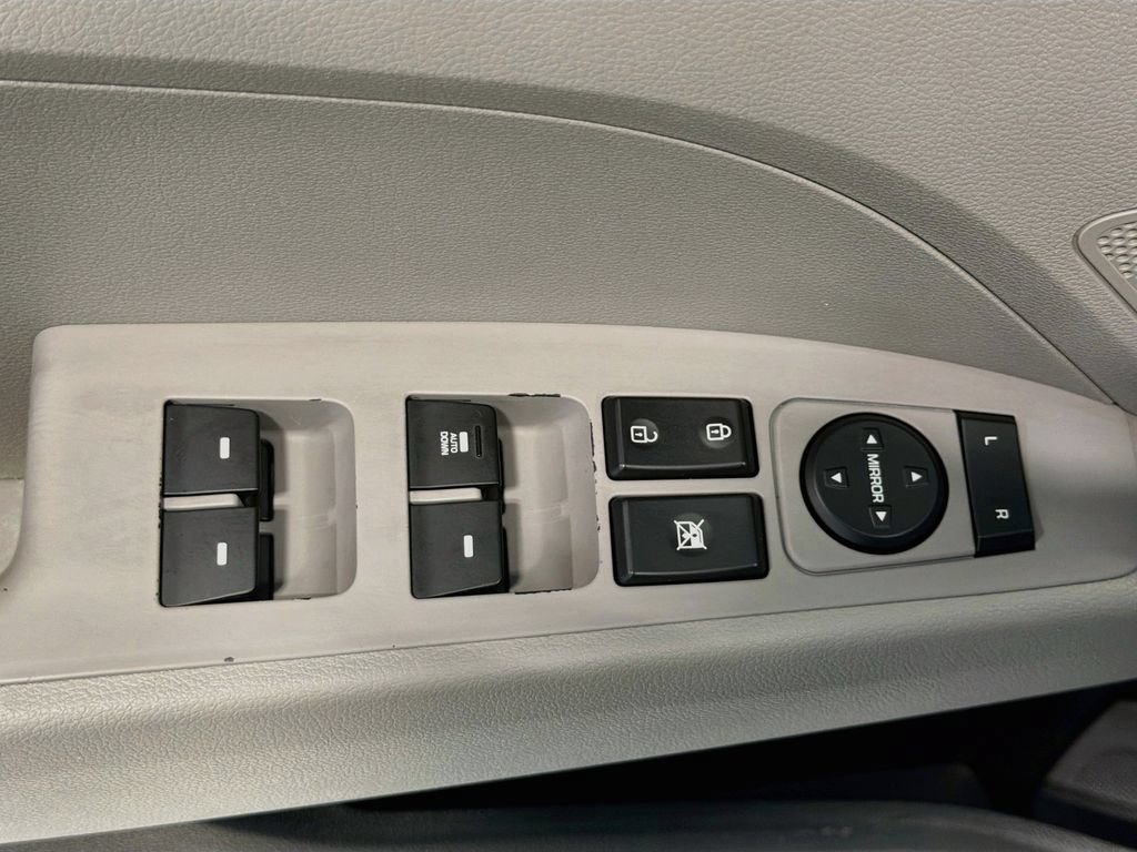 Used 2020 Hyundai Elantra SE FWD image 18