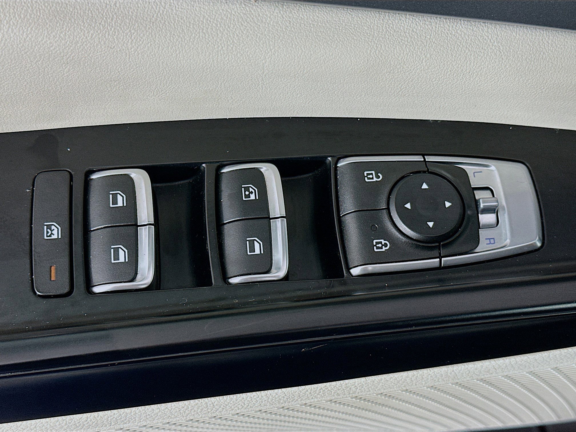 Used 2024 Kia Carnival LX image 15