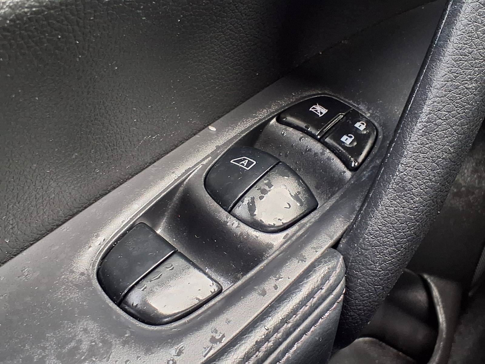 Used 2014 Nissan Rogue SV FWD image 10