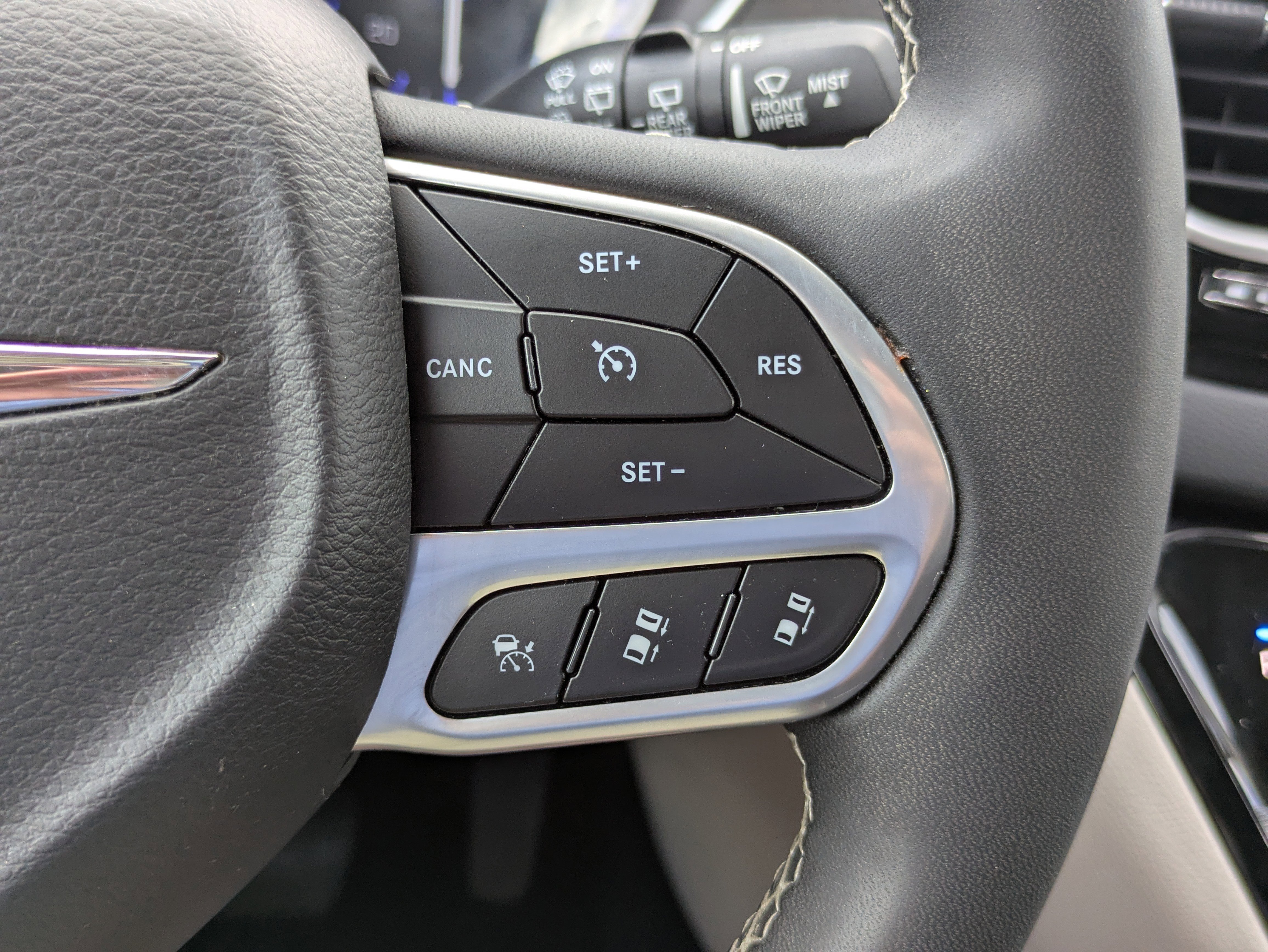 Used 2023 Chrysler Pacifica Touring-L FWD image 12