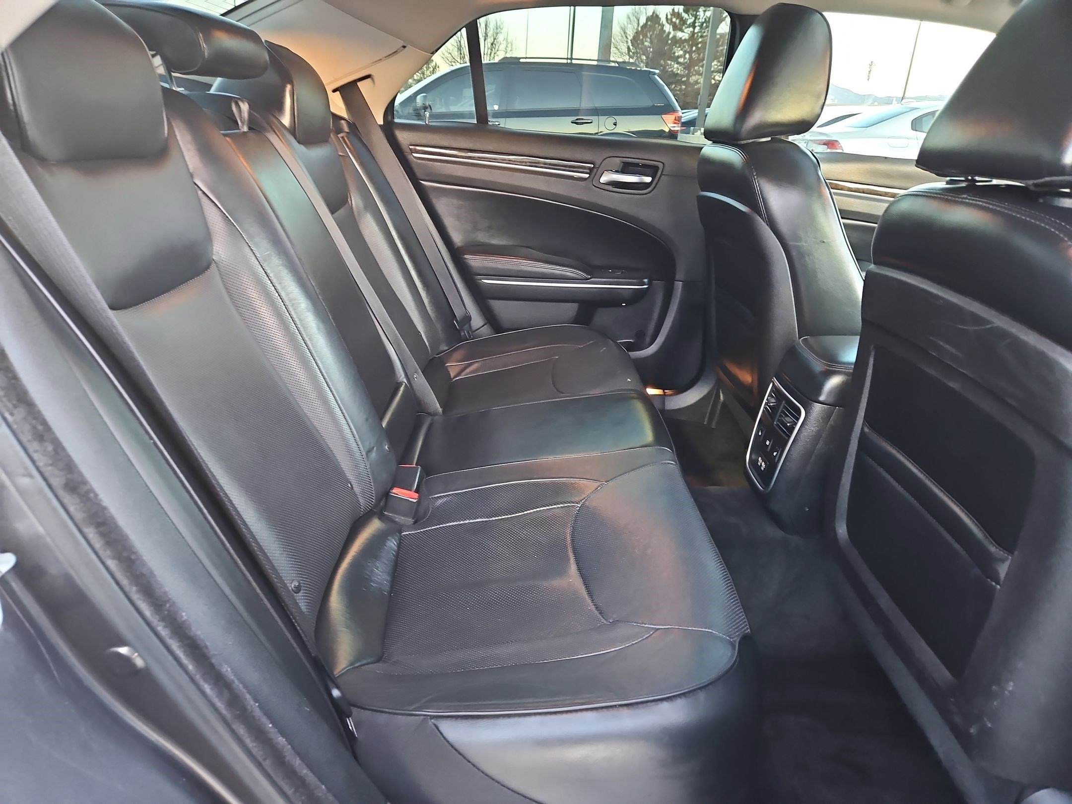 Used 2016 Chrysler 300 C image 33