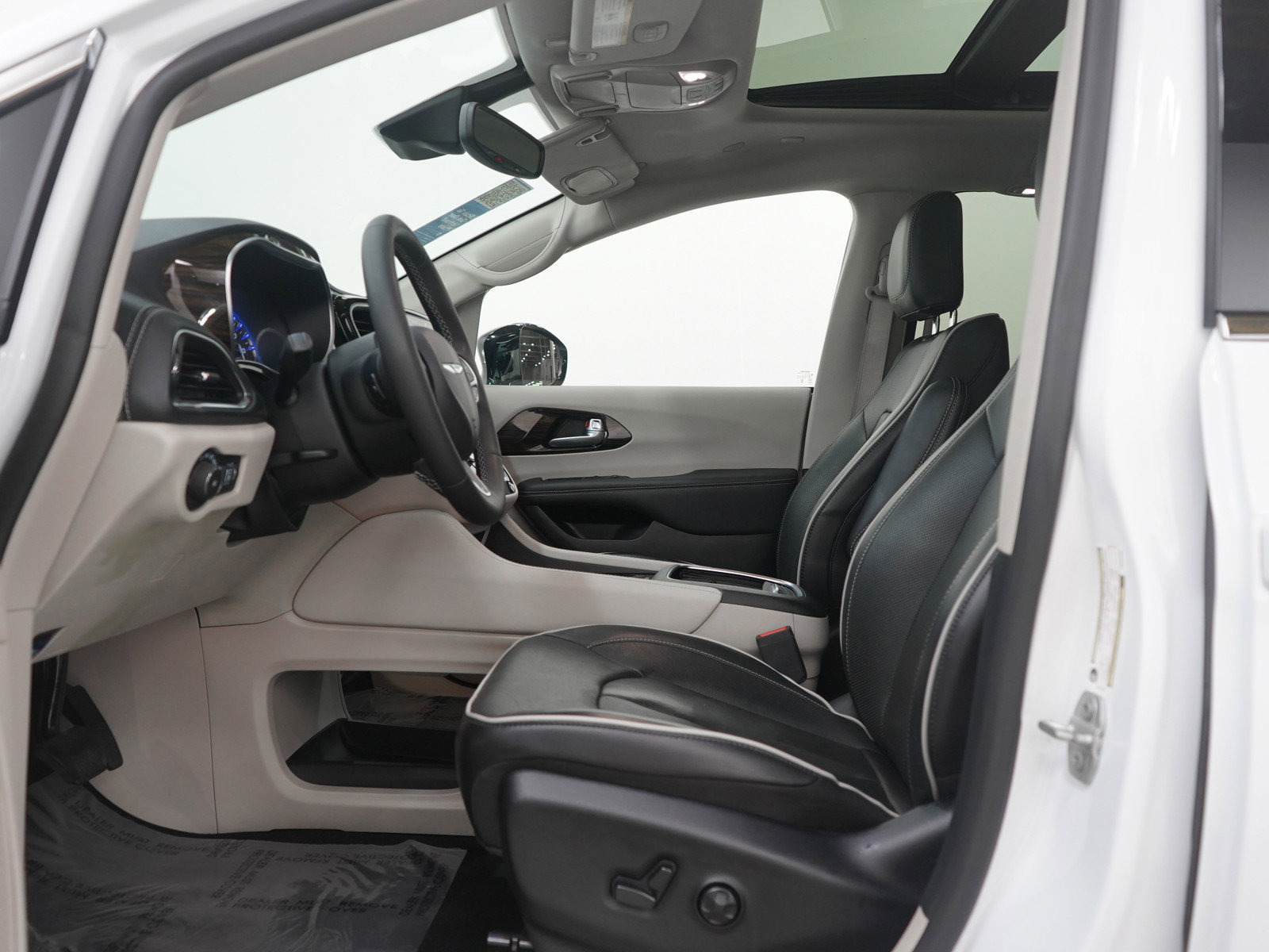 Used 2024 Chrysler Pacifica Limited image 23