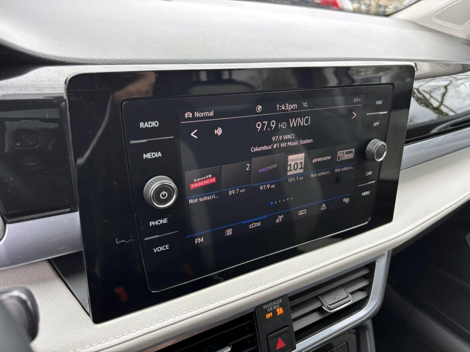 Used 2025 Volkswagen Taos SEL image 19