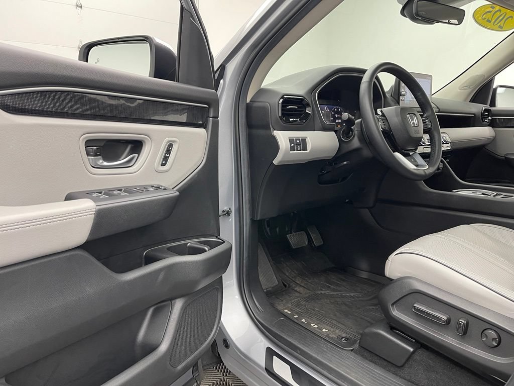 Used 2025 Honda Pilot Elite image 17