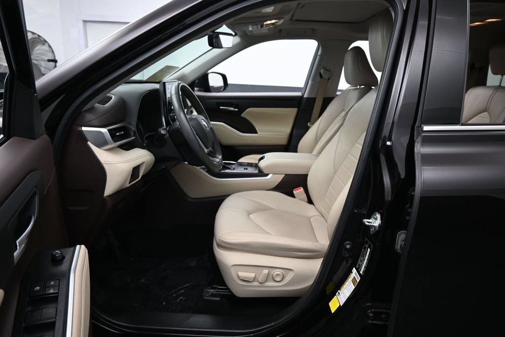 Used 2022 Toyota Highlander XLE FWD image 11