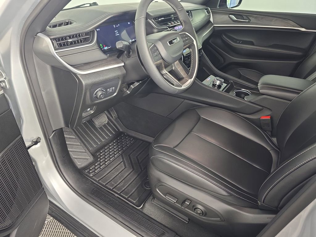 Used 2025 Jeep Grand Cherokee L Limited RWD image 11