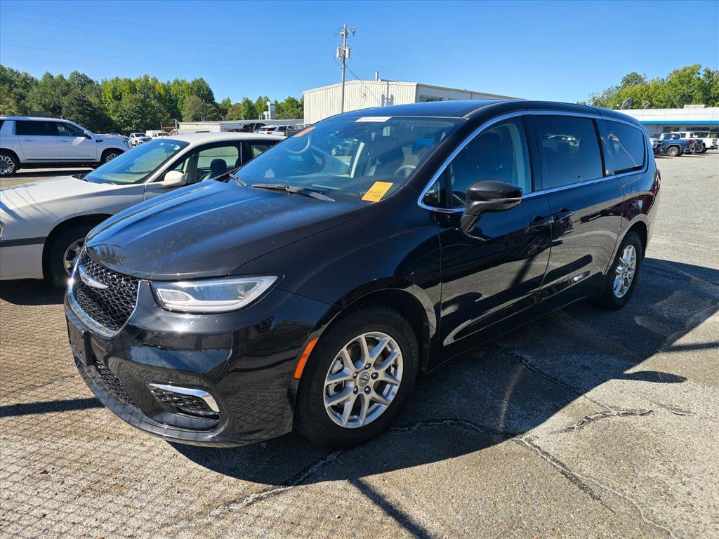 Used 2024 Chrysler Pacifica Touring-L FWD image 2