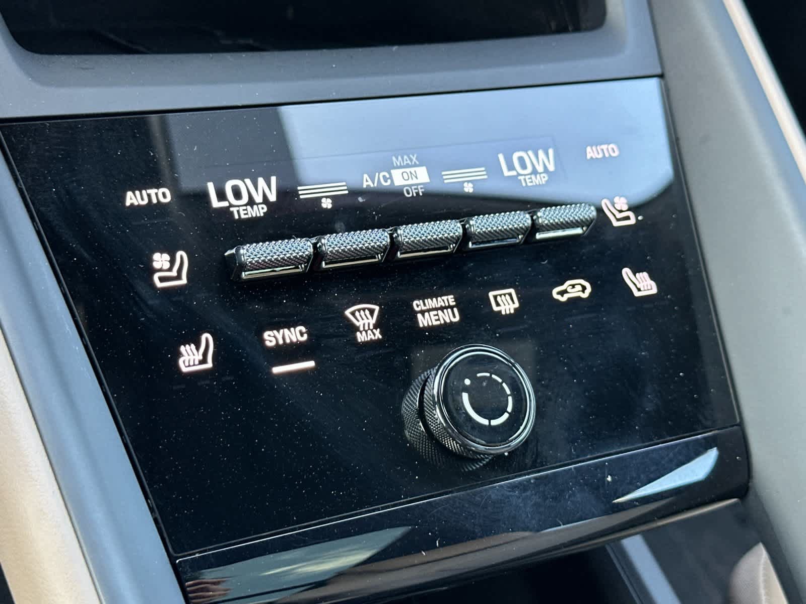 Certified 2025 Porsche Macan 4S Electric AWD/4WD image 24