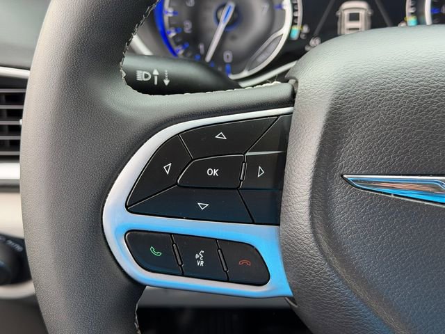 Used 2024 Chrysler Pacifica Touring-L image 13