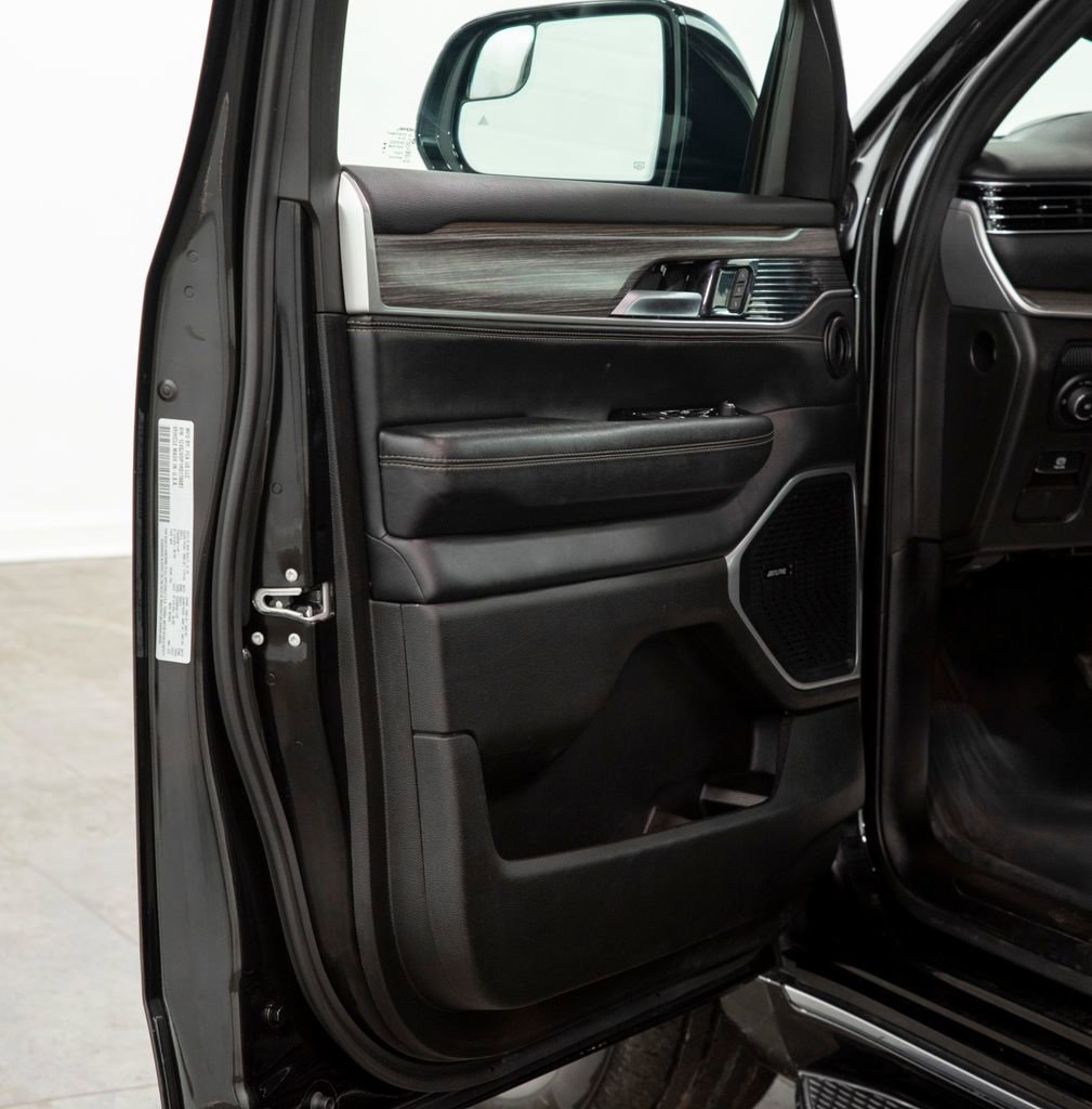 Used 2024 Jeep Wagoneer Series III AWD/4WD image 7