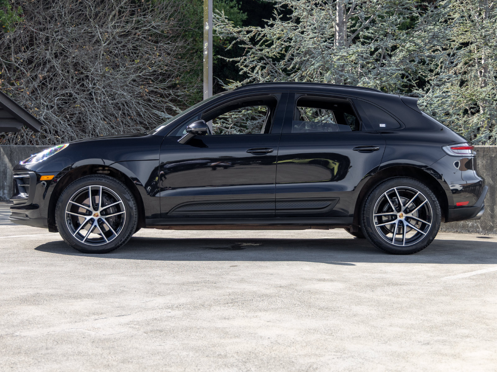 Certified 2023 Porsche Macan AWD/4WD image 2