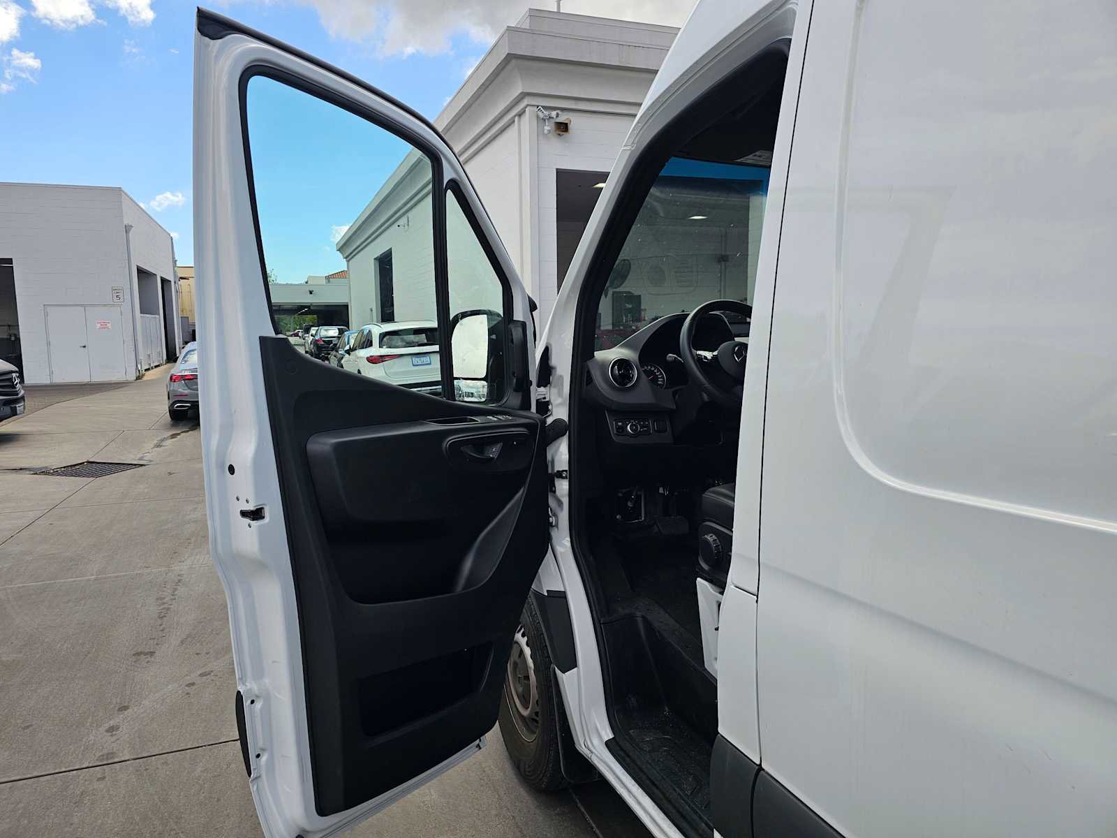 Used 2025 Mercedes-Benz Sprinter 2500 image 18