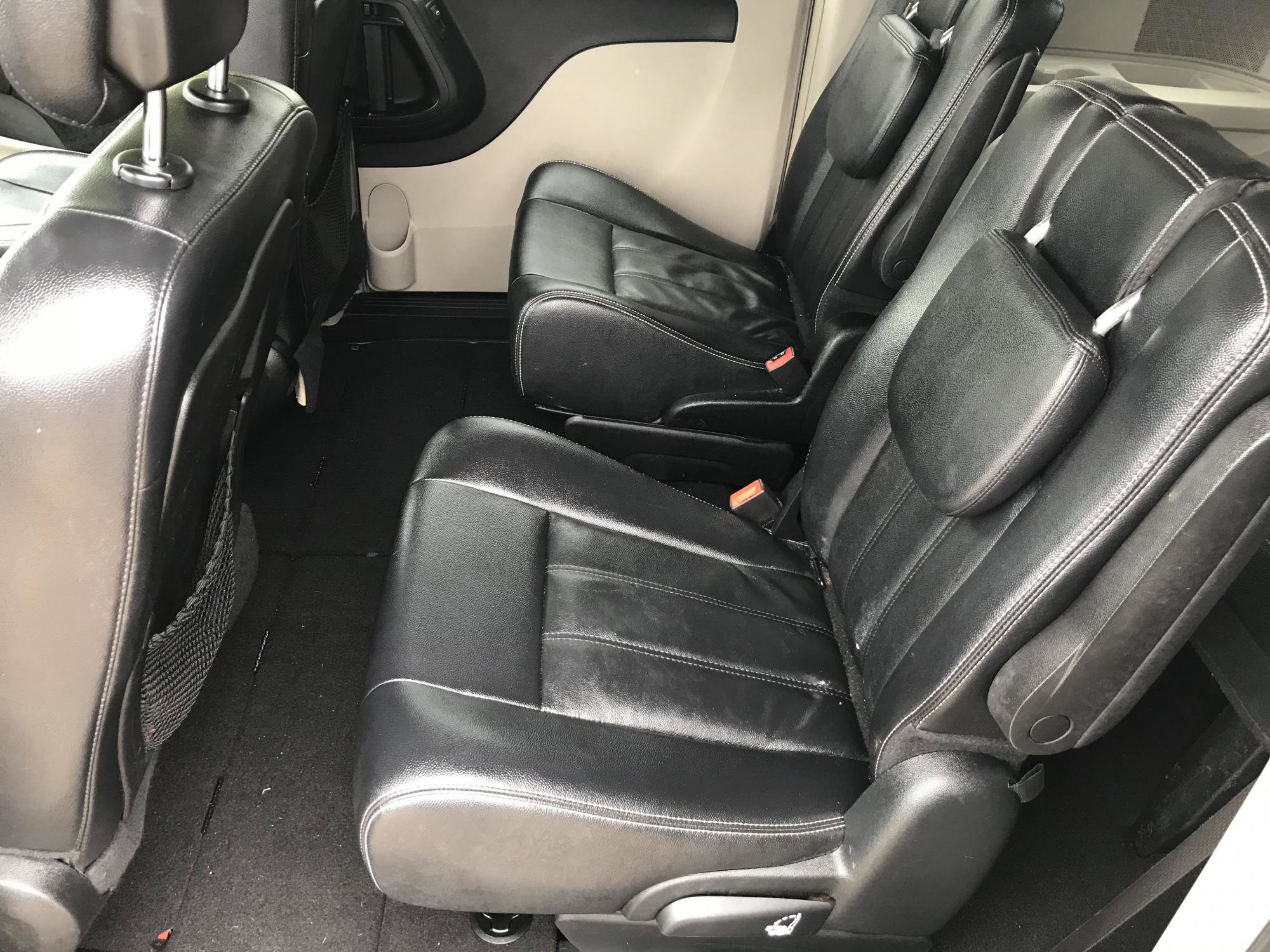Used 2016 Chrysler Town & Country Touring FWD image 18