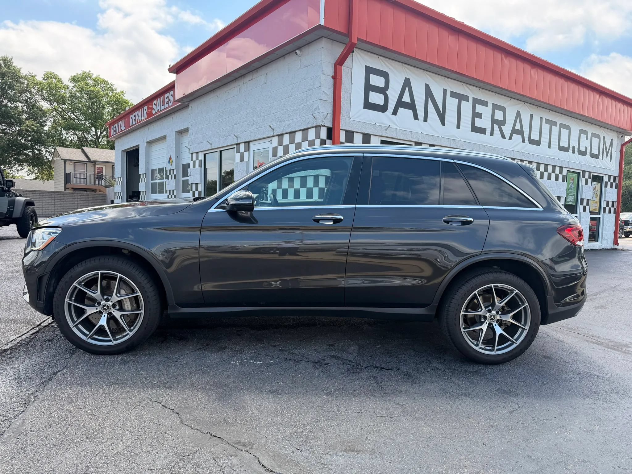 Used 2020 Mercedes-Benz GLC 300 4MATIC image 2