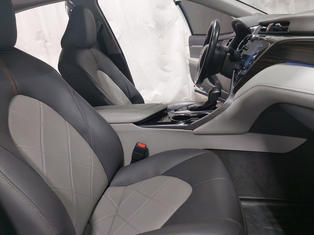 Used 2019 Toyota Camry XLE image 10