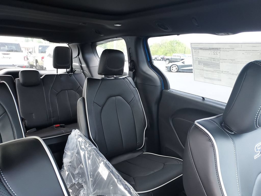 New 2026 Chrysler Pacifica Limited w/ S Appearance Package FWD image 14