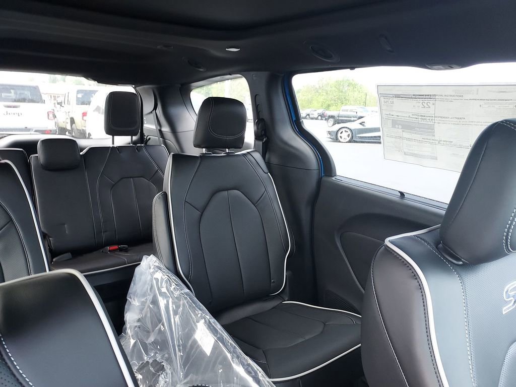 New 2026 Chrysler Pacifica Limited w/ S Appearance Package FWD image 14