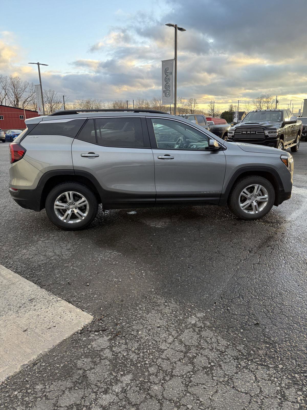 Used 2024 GMC Terrain SLE w/ Driver Convenience Package image 4