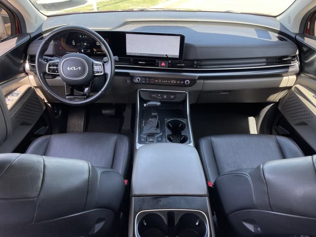 Used 2025 Kia Carnival FWD image 9