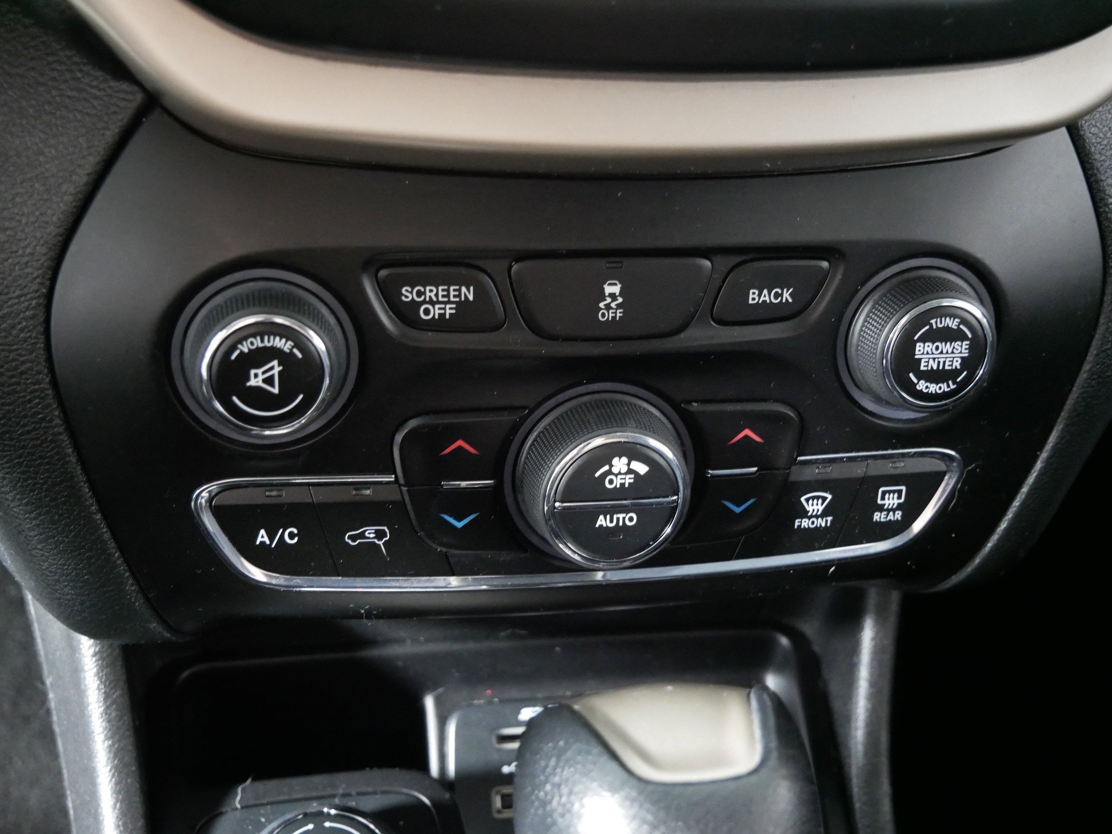 Used 2015 Jeep Cherokee Latitude w/ Comfort/Convenience Group image 23