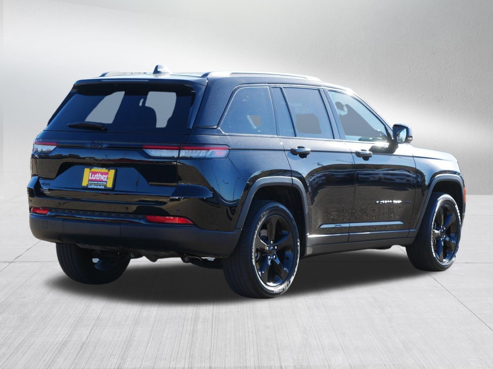 Used 2023 Jeep Grand Cherokee Altitude AWD/4WD image 7