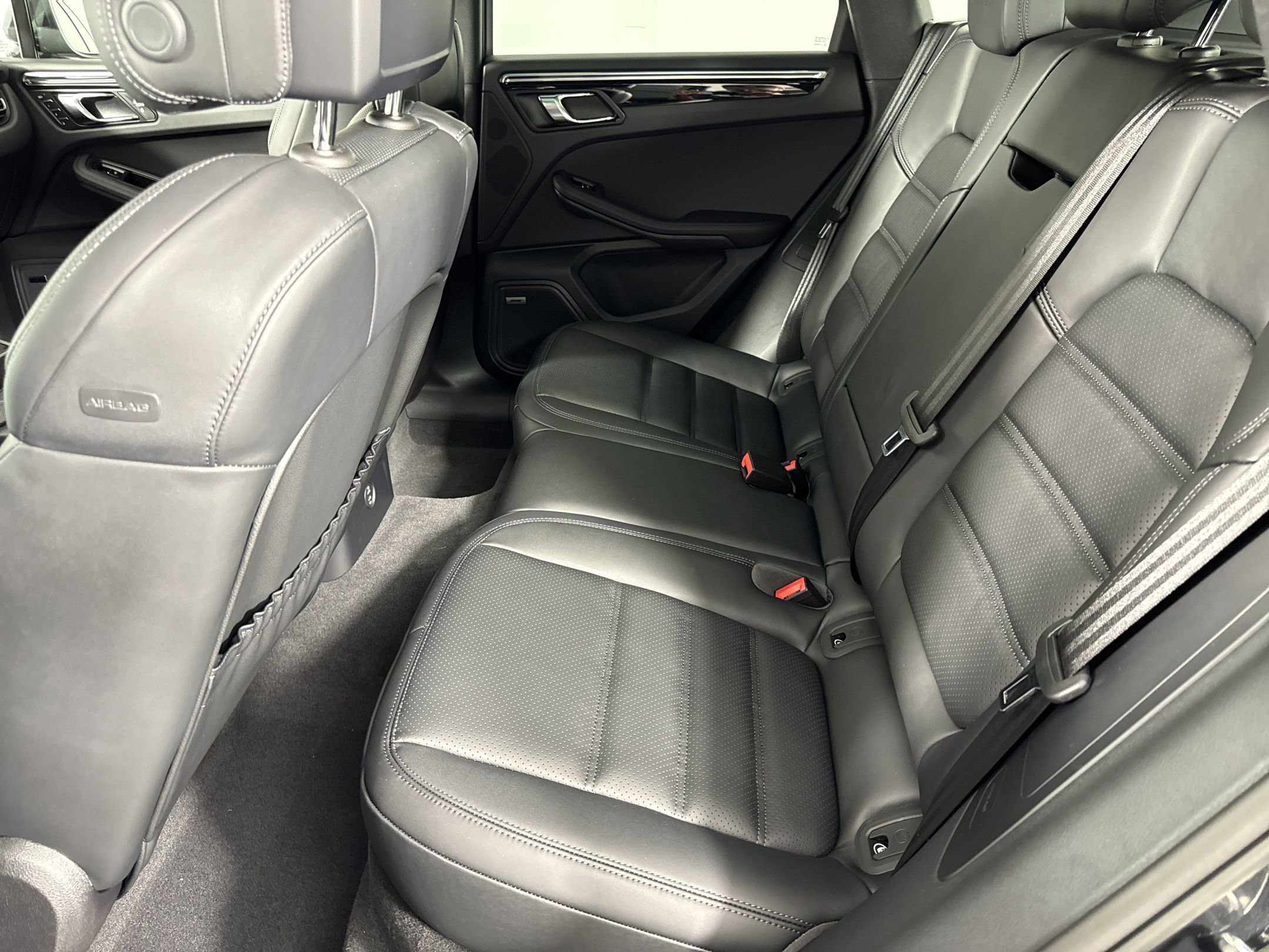Certified 2025 Porsche Macan image 24