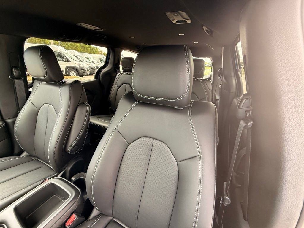 New 2026 Chrysler Pacifica Select image 22