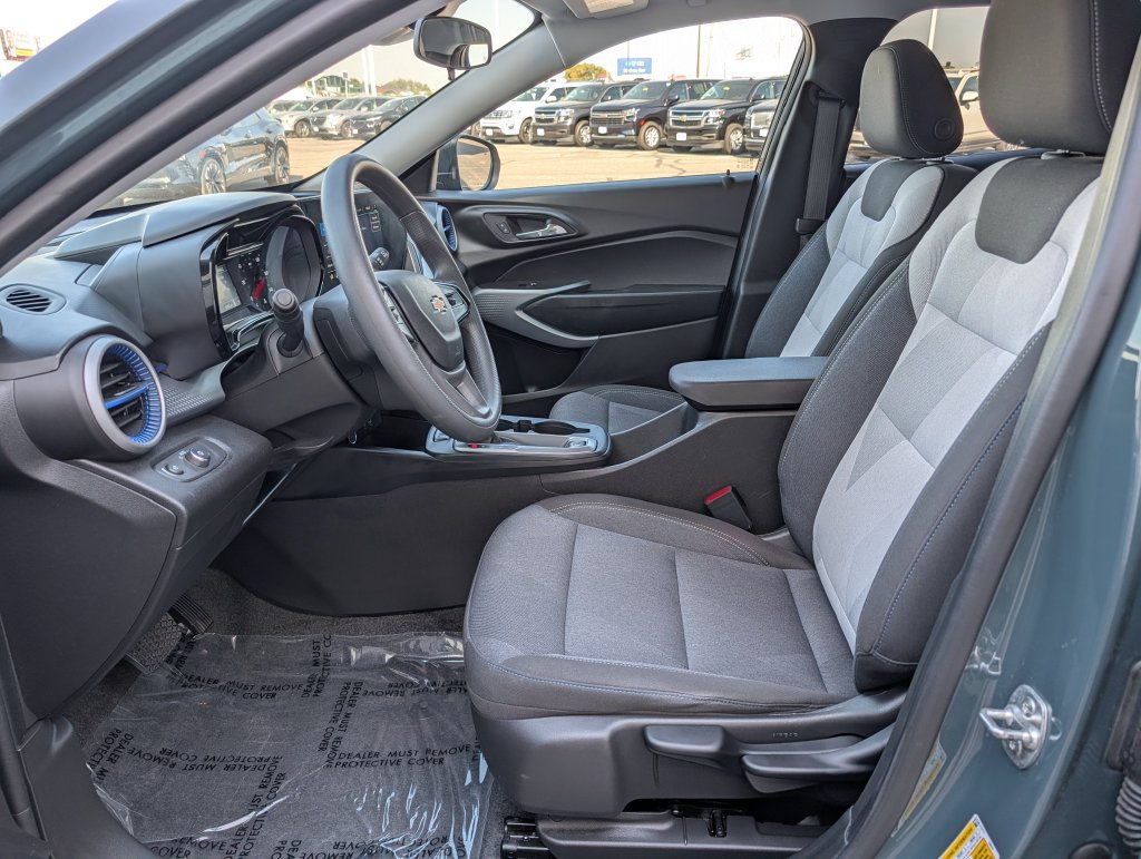 Used 2025 Chevrolet Trax LS w/ Driver Confidence Package FWD image 14