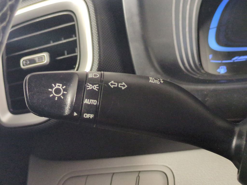 Used 2023 Hyundai Venue SEL image 28