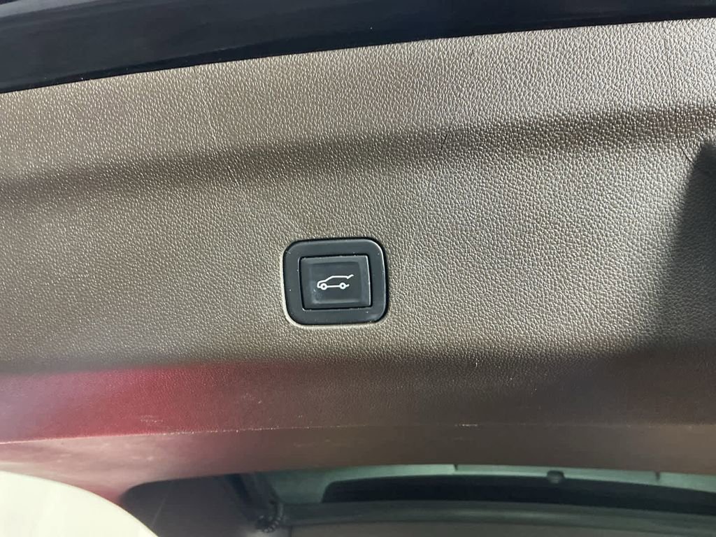 Used 2022 Cadillac Escalade Premium Luxury image 24