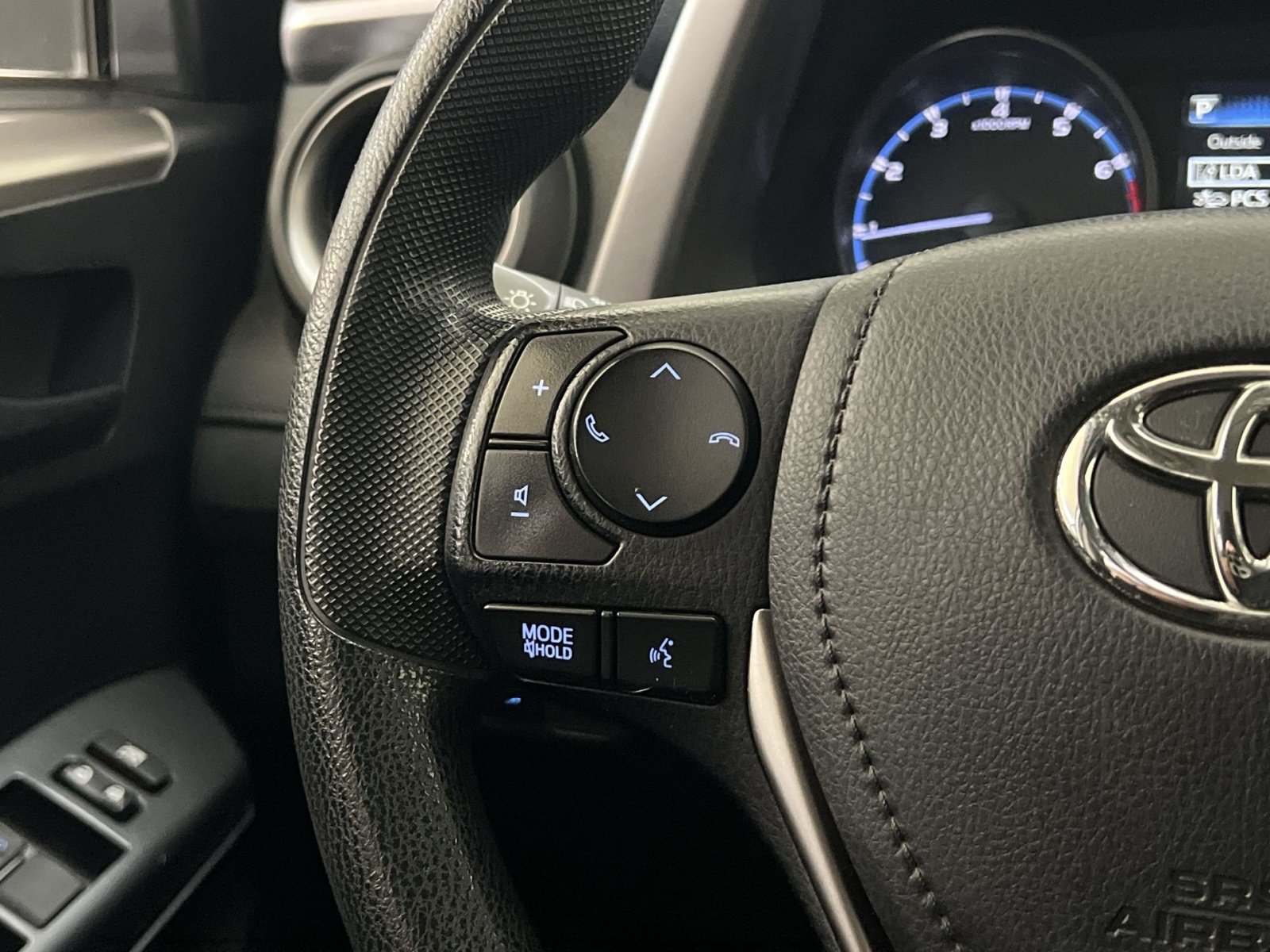 Used 2018 Toyota RAV4 LE w/ All Weather Liner Package AWD/4WD image 35