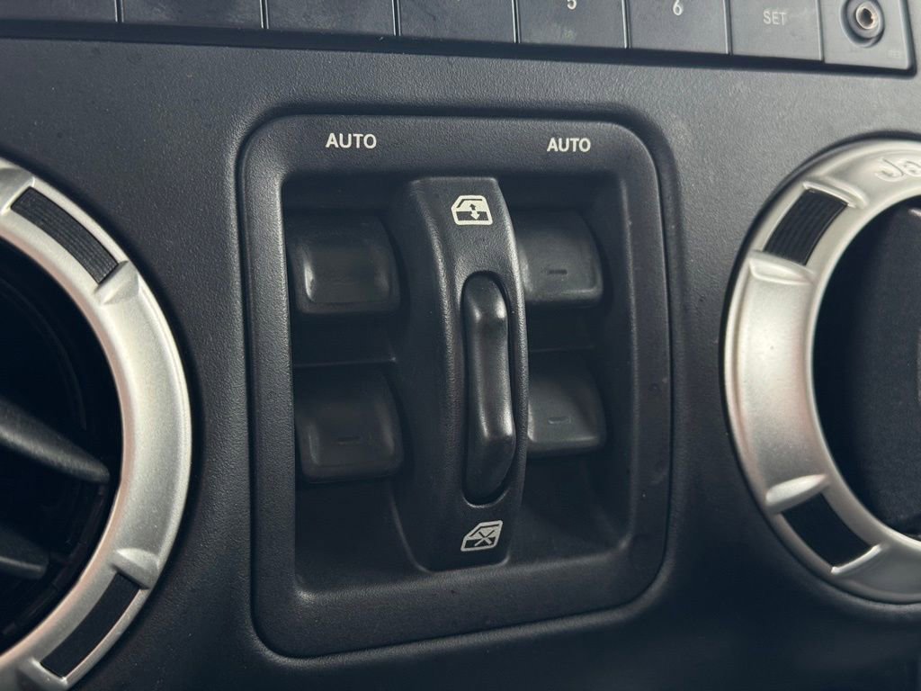 Used 2018 Jeep Wrangler Unlimited Sahara image 39