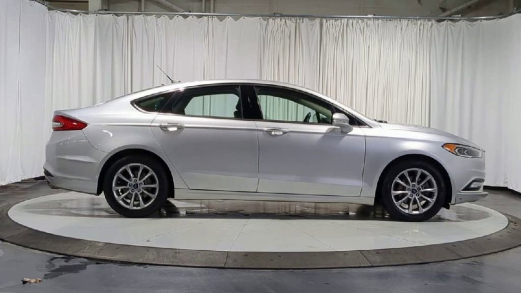 Used 2017 Ford Fusion SE w/ Fusion SE Technology Package image 11