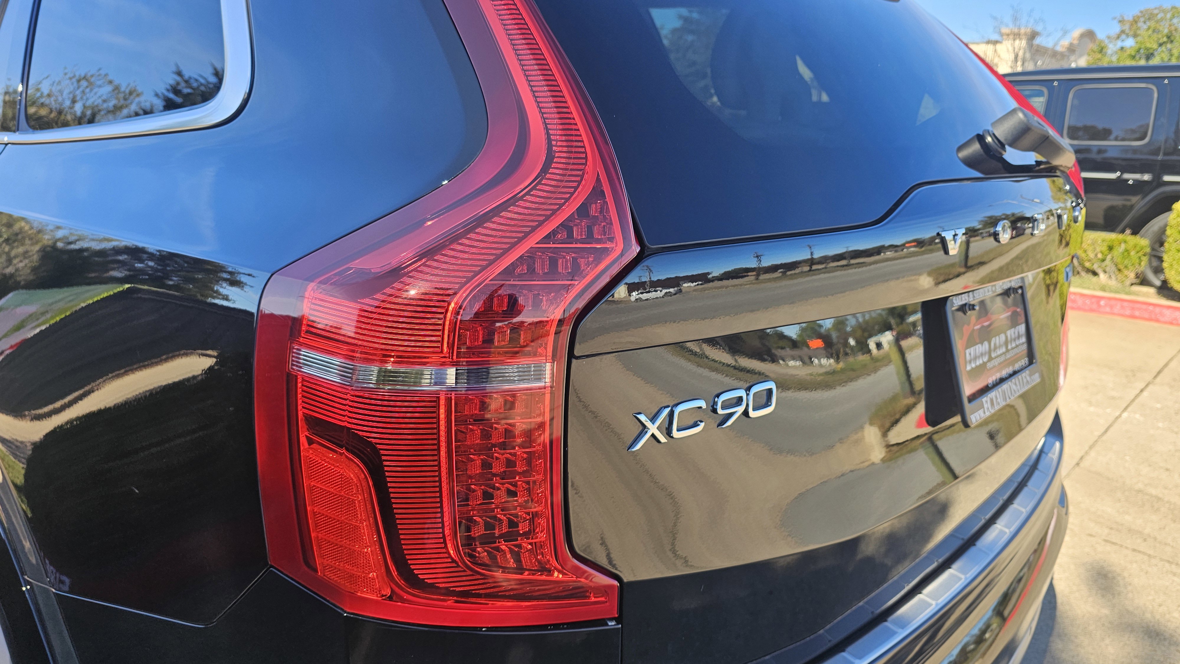 Used 2017 Volvo XC90 T6 Momentum w/ Vision Package image 10