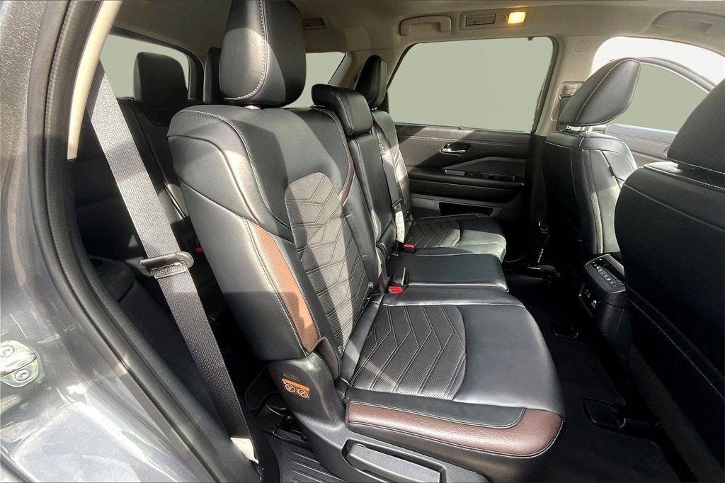 Used 2024 Nissan Pathfinder Platinum w/ Cargo Package image 27