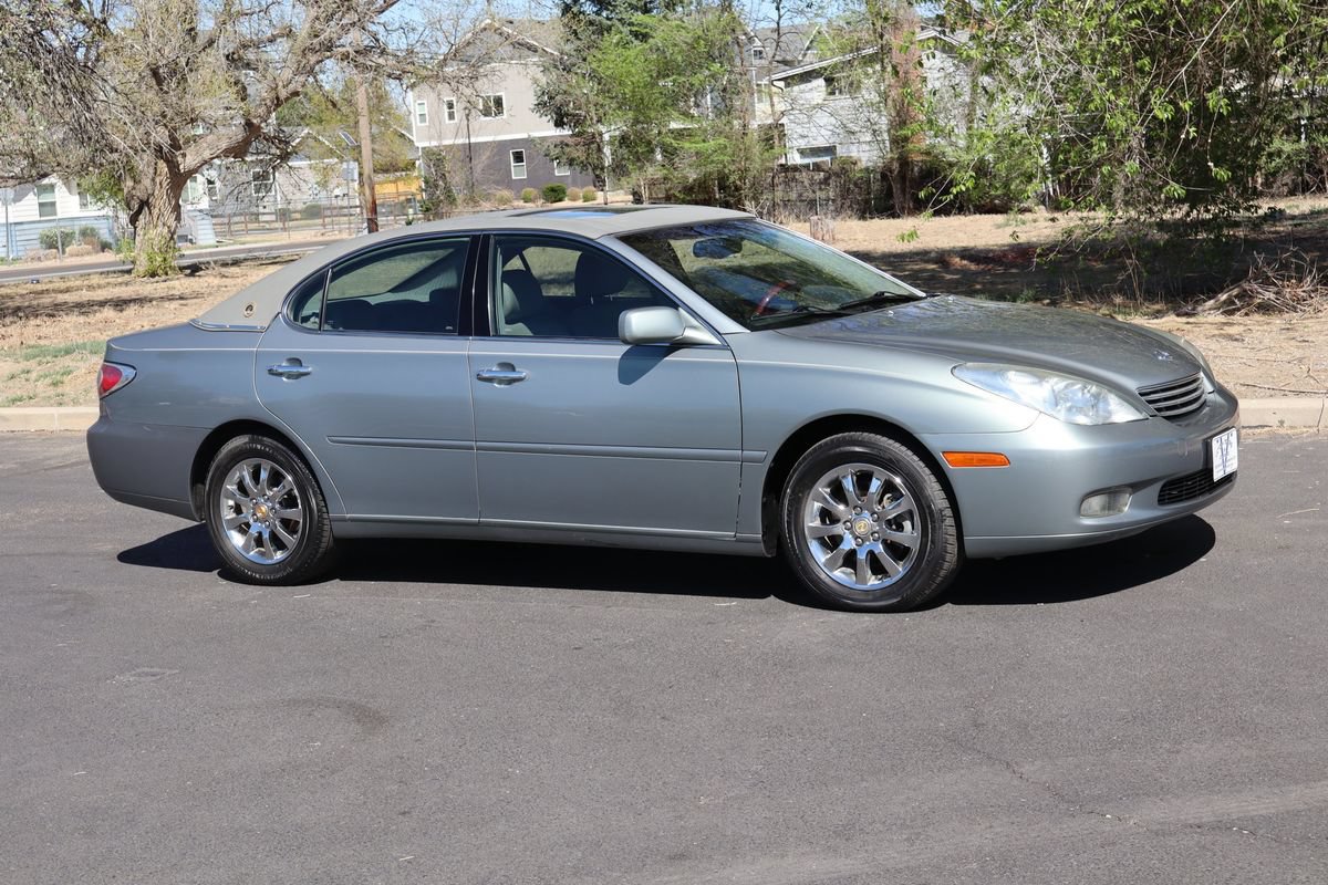 Used 2004 Lexus ES 330 w/ Premium Pkg FWD image 2