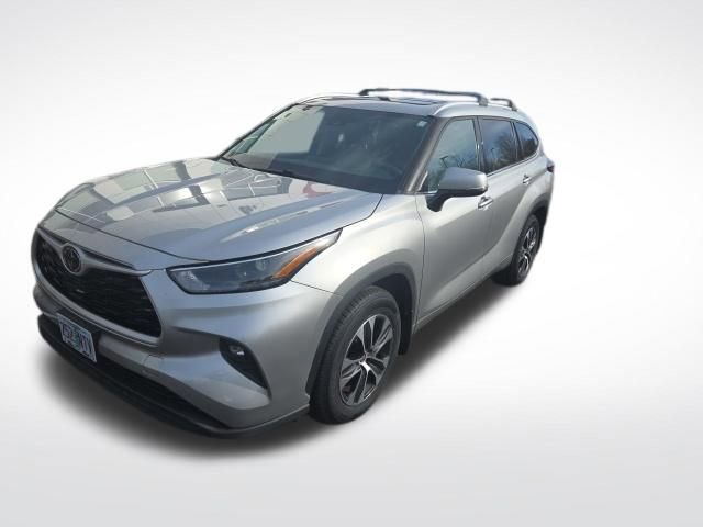Used 2022 Toyota Highlander XLE image 4