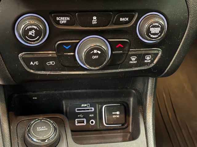 Used 2015 Jeep Cherokee Latitude AWD/4WD image 24