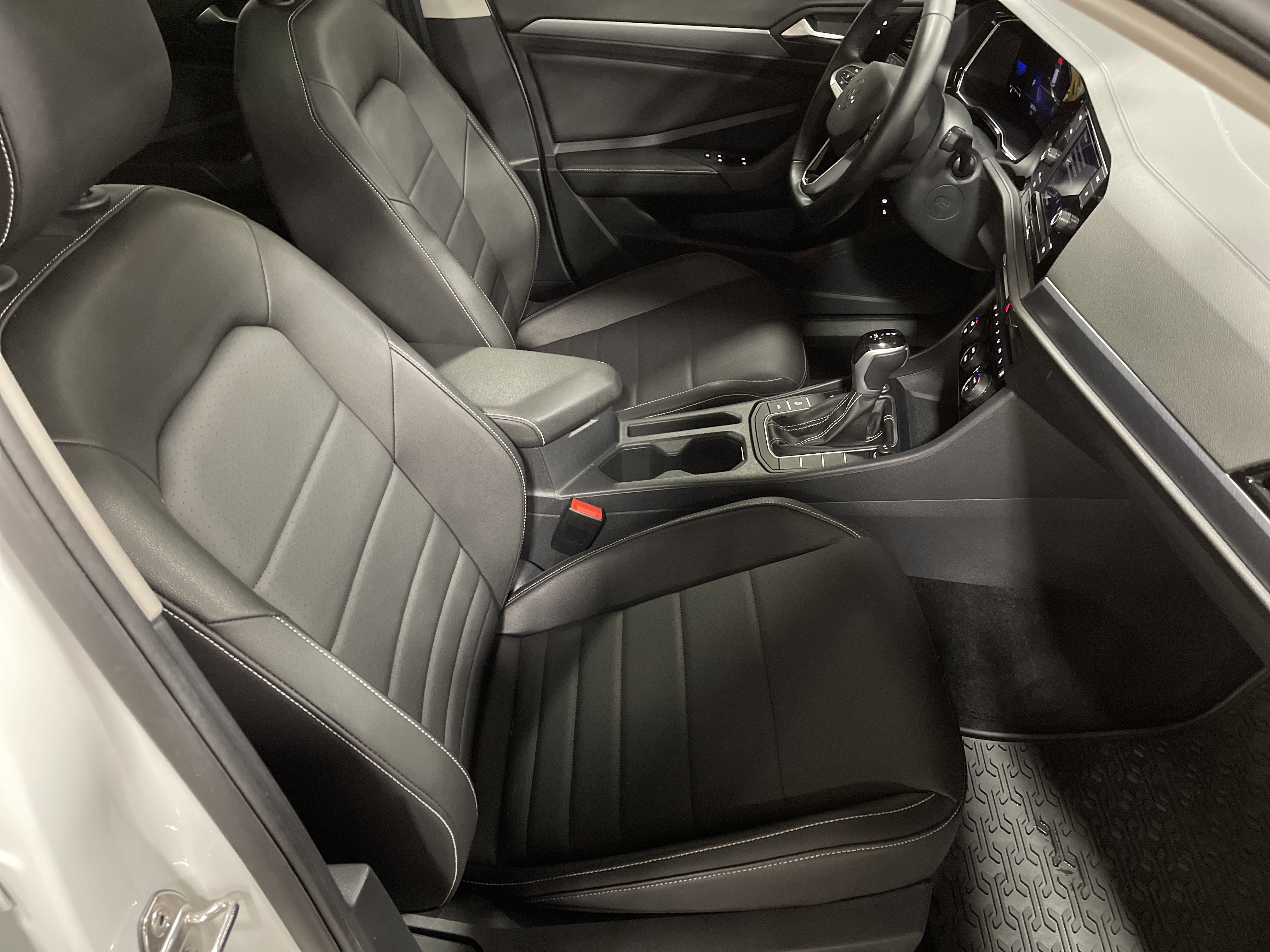 Used 2024 Volkswagen Jetta SE w/ Panoramic Sunroof Package image 13