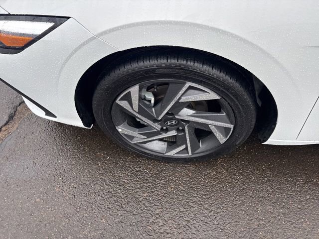 Certified 2025 Hyundai Elantra SEL image 31
