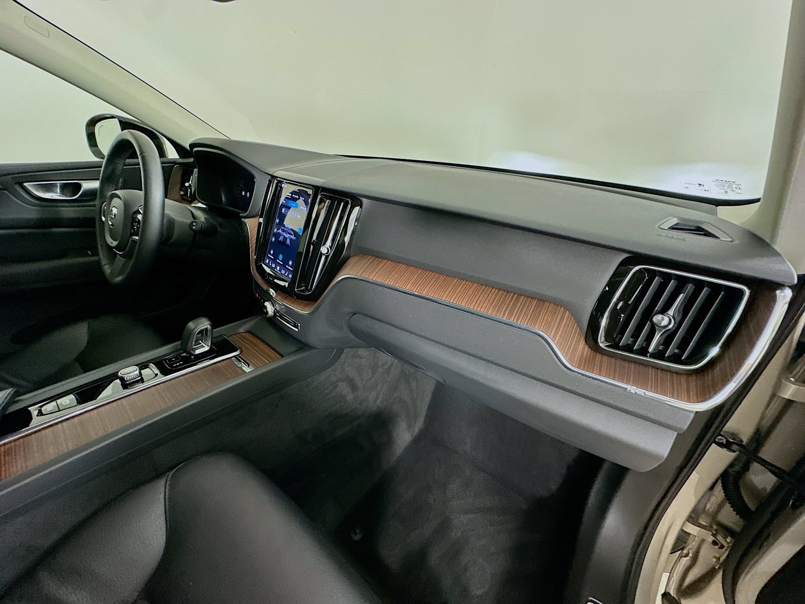 Used 2024 Volvo XC60 B5 Plus w/ Protection Package Premier AWD/4WD image 44