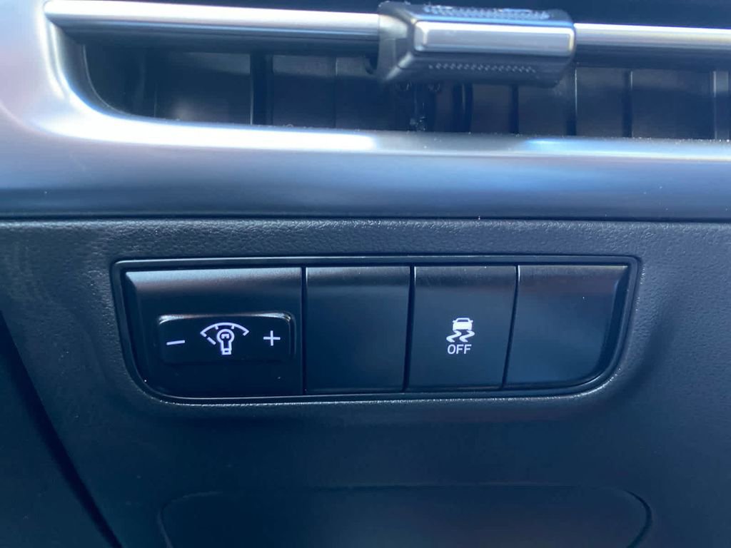 Certified 2025 Hyundai Tucson SE image 22