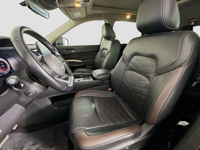Used 2023 Nissan Pathfinder Platinum image 11
